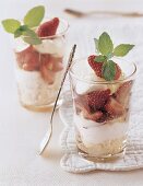 Erdbeer-Baiser-Trifle im Glas 