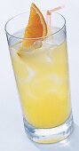 Cocktail, Gin Orange, Zitronenund Orangensaft auf Gin, Soda, Eiswürfel