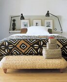 Bett umrahmt von Bilderrahmen und Kunst aus Afrika, Bastliege, Decke