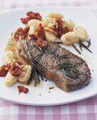 Rumpsteak mit Tomaten-PinienkernGnocchi, close-up