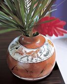 Vase aus Ton, mit Blumen und TierMotiven verziert