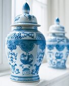 2 chinesische Deckelvasen in weiß und Kobalt-Blau