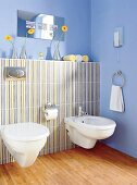 wandhängendes WC und Bidet, blaue Wand, Bambus-Parkett
