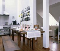 Gemütliches Wohnküche unterm Dach, schlicht und elegant, Holztisch