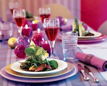Linsensalat mit Putenleber, versch. Blattsalate, weihnachtlicher Tisch
