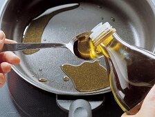 Öl für die Tortilla in einer beschichteten Pfanne erhitzen. Nr. 2