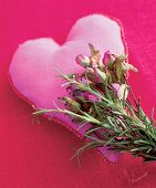 Duftkissen in Herzform für Muttertag und Valentinstag. Getrocknete Rosen.
