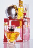 verschiedene Parfums, Parfumflakons Stillleben mit Damenparfums, Studio