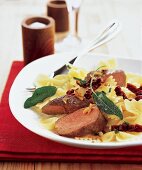 Farfalle mit Lammfilet und Salbei- butter