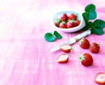 Erdbeeren liegen auf einem Tisch 