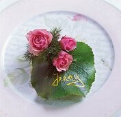Rosen mit Blatt als Tischkarte 