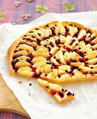 Apfeltarte mit Holunderbeeren 