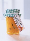 Aprikosen-Maracuja-Marmelade im Glas 