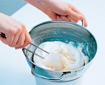 Vanillecreme als Füllung für die Profiteroles wird zubereitet