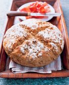 Roggen - Weizen - Brot, auf einem Tablett mit  Messer