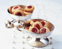 Hagebutten-Nuss-Plätzchen in einer silbernen Tasse.