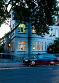 Altbauwohnung von außen in einem Altbau in Bonn, Dämmerung, Auto