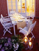 Gedeckter Tisch, mit Kerzen auf der Terrasse, Abenddämmerung.