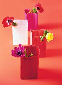 Handgearbeitete Vasen aus lackiertem Pappmaché