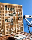 Bilder, Fotos stehen in einem alten Setzkasten aus Holz
