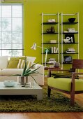 Wohnzimmer in grün weißes Sofa, flauschiger Tepich