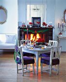 Kaminzimmer zu Weihnachten mit gedecktem Tisch, Dekoration