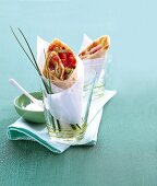 Spicy Wrap mit Salami im Glas in Teig gerollt, Studio, innen