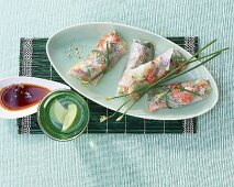 Asia-Wrap mit Shrimps, in Reisblätterpapier gerollt, Studio