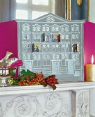 Weihnachtlicher Kalendernachbau einer Villa aus Pappe