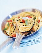 Maccheroni-Omelette mit Zucchini und Tomaten