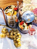 Picknick, Weintrauben + Gemüse mariniert in Picknickbehältern