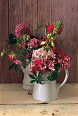 2 Blumensträuße mit Sommerblumen in Vasen Dekoration, Studio, innen
