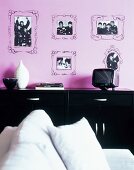 Selbstgemalte Bilderrahmen an lila Wand, Fotos, schwarze Anrichte