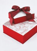 Kartons mit roter Schleife, Geschenk 