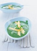 Kohlrabi-Spinat-Suppe mit gebratenem Spagel