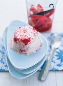 Erdbeer-Rosen-Parfait mit Vanille-Rhabarber