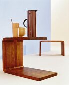 Thermoskanne und Tassen auf modernem Holztisch
