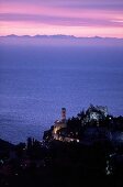 Eze: Blick auf Meer, Burgruinen und gelbe Kirche in d. Abenddämmerung