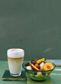 Fruehstueck mit Café Latte und frischen Fruechten