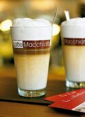 Latte Macchiato auf einem Tisch 