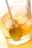 Longdrink, Cocktail auf Eis mit Löffel, Whiskey, Rum, Wermut