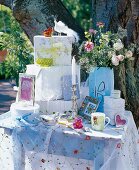 Hochzeitstisch mit bunten Geschenken 