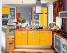 Wohnküche in warmem gelb und braun viel Stauraum, Einbaugeräte