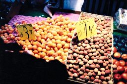 Aprikosen und Litchis am Marktstand 