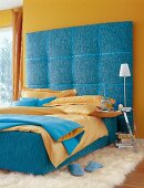 Schlafzimmer in  Gelb und Blau großes Betthaupt