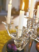 Close up auf Kerzenhalter mit brennender Kerze