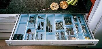 Schublade mit Fächern für Besteck + Kochutensilien in einer Einbauküche