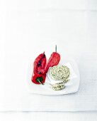 Knoblauchbutter mit Paprika auf einem Teller