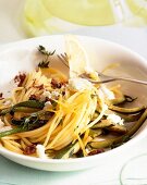 Zitronen-Spaghetti mit Feta und Zucchini, Olivenpaste