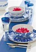 Tischdekoration in blau-weiss Teller und Schalen blau weiss